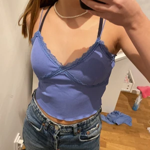 Blå tröja med spets detaljer - Jättefin blå tröja med spets detaljer💕 Har används ca 2ggr❤️