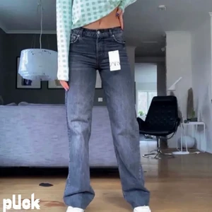 Staright jeans Zara - Ett par jeans köpta här på Plick som säljs för att dem tyvärr inte passade!💕 skriv för fler bilder och frågor!🤩
