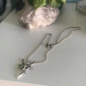 Säljer denna otroligt fina halsbandet köpt här på Plick. Fairycore vibes