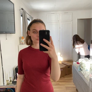 Vinröd t-shirt - Använt många gånger men är i lika bra skick ändå.