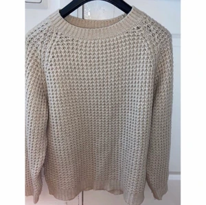 Stickad tröja  - En stickad tröja från  lager 157 , säljs för 60+frakt den är i bra skick och i storlek L den är oversize din till ett par svara jeans 