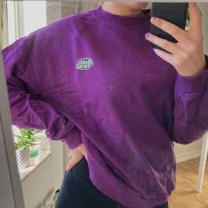 Säljer en lila sweatshirt från Junkyard men limegrön detalj, slutsåld! Har aldrig använt och säljer därför vidare. Storlek XL, så passar de flesta :) Fraktar mot fraktkostnad eller möts upp i jkpg! Vid många intresserade startas budgivning! 