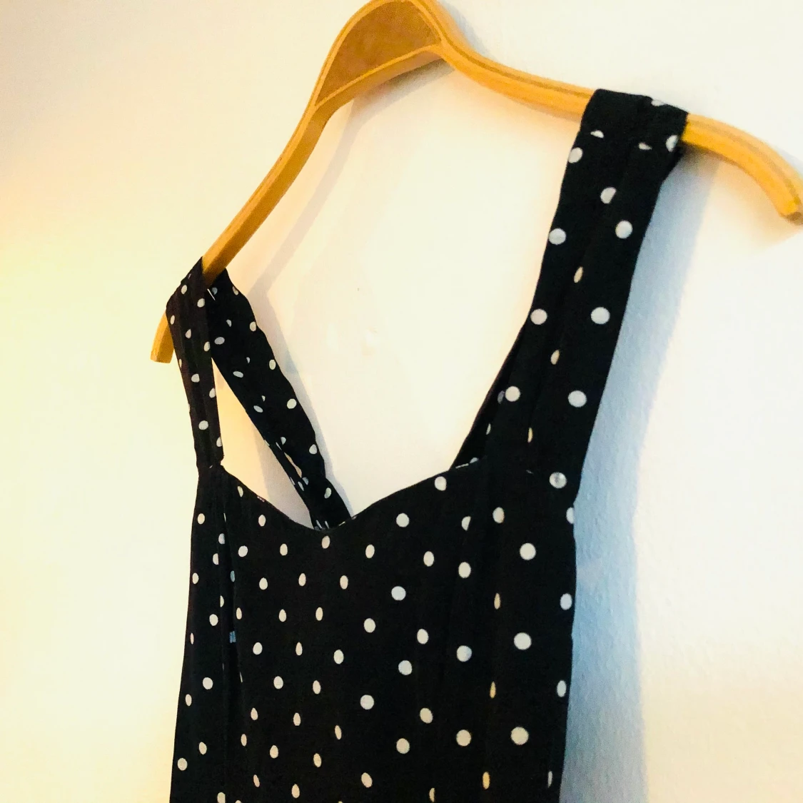 Svart klänning med vita prickar!  - 90