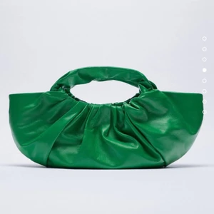 Grön väska Zara - Helt oanvänd väska från Zara. 19 x 46 cm. Ordinarie pris 1000kr