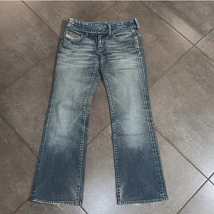 Diesel jeans - Så snygga lågmidjade bootcut jeans från diesel! Önskar verkligen jag kunde ha kvar men de är tyvärr för små:(  Supefin färg och cool knäppning:) midjemåttet är 68cm och innebenslängden är 68cm. Fråga för fler bilder, köpare betalar frakt:) andra bilden är lånad