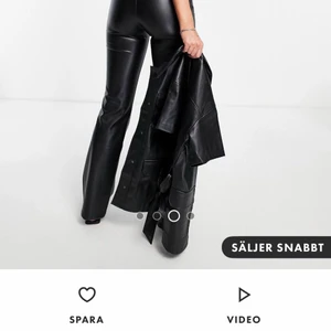 Skinnbyxor ASOS - Säljer dessa skinnbyxor i strl 32, köpte hem 2 storlekar då jag var osäker på min egna och tänkte slippa göra retur genom att sälja dem här 