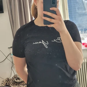 T-shirt - En t-shirt från River Island. Den är typ aldrig anväd och är i väldigt gott skick. Storlek 10, typ S. 