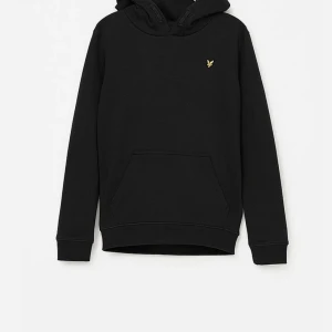 Lyle & Scott hoodie - En svart hoodie från Lyle & Scott, säljer då den inte kommer till användning längre. Storlek 36/38. Köptes för 649kr men säljer för 199kr