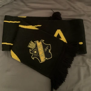 A I K halsduk - Här säljer jag en AIK halsduk, loggan finns som på bilden och med stora bokstäver ”AIK” och på baksidan ”ALMÄNNA IDROTTSKLUBBEN” säljer den för 150kr. Köparen står för frakten ‼️‼️köp direkt 200kr‼️‼️