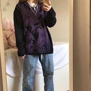 mönstrad tröja - superfin och unik tröja i bra skick. köpt secondhand men är i väldigt bra skick. storleken är typ som en M. + 66kr frakt. <3