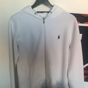 Ralph lauren ZIP hoodie  - Hej säljer min ralph lauren zip hoodie. Inget fel på den utan säljer den då den ej kommit till någon användning, snygg för sommaren/vår. Köpt för 1600