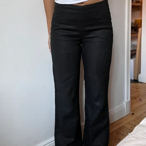 Svarta kostymbyxor - Kostymbyxor i bra skick och i storlek 38!