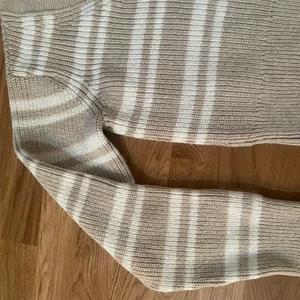 Stickad cardigan  - En skön kofta med randiga detaljer, normal i storleken. 