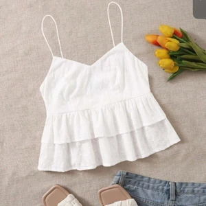 Söt linne - ‼️‼️ Lånade bilder ‼️‼️ Ett super gulligt vitt linne från shein i storlek xs☺️ köparen står för frakten! Högsta bud: 200