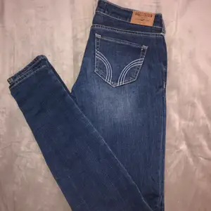 Snygga jeans från Hollister. Lågmidjade och tajta i modellen i en snygg mörkblå färg. Använda ett fåtal gånger och är i utmärkt skick. Säljer de för de är för små för mig.  Storlek: W26, L33 