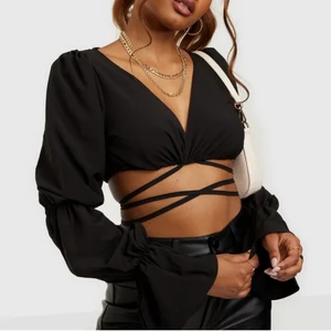 Tröja  - Jätte fin tröja ifrån Nelly går att knyta på olika sätt, endast använd en gång så nyskick, köpt för 349 i storlek S passar även XS