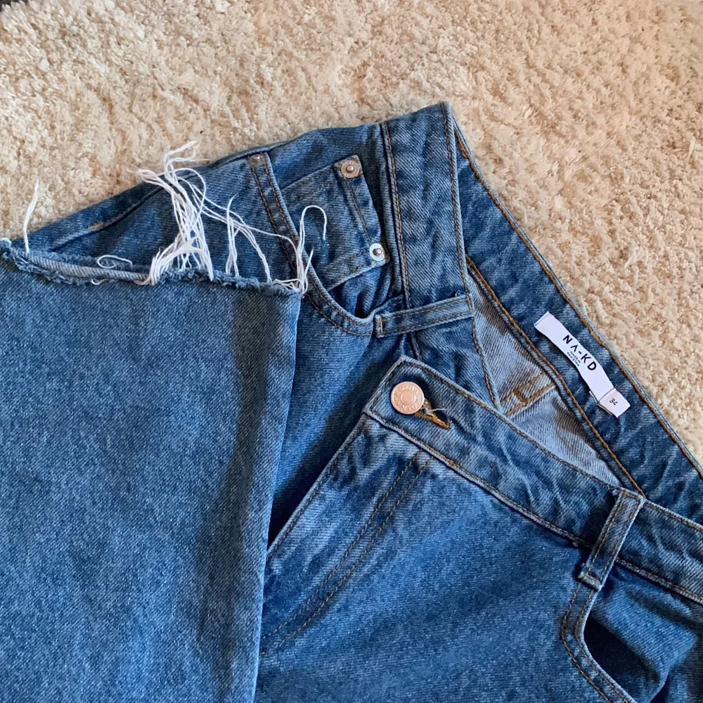 Detta är ett par blå jeans från NA-KD i strl 34 säljer dessa eftersom dem tyvärr inte kommer till användning, den är designad så att gylfen sitter snätt 💕. Dem är även i jätte bra skick och säljer dem för 150+ Frakt🥰❤️‍🔥. Jeans & Byxor.