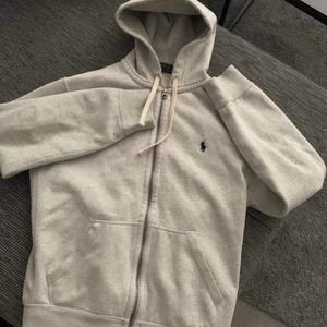 Polo Ralph Lauren  - Nyskick polo ralph lauren tröja, det är strl M men sitter mer som S, väl omhändertagen och knappt använd.