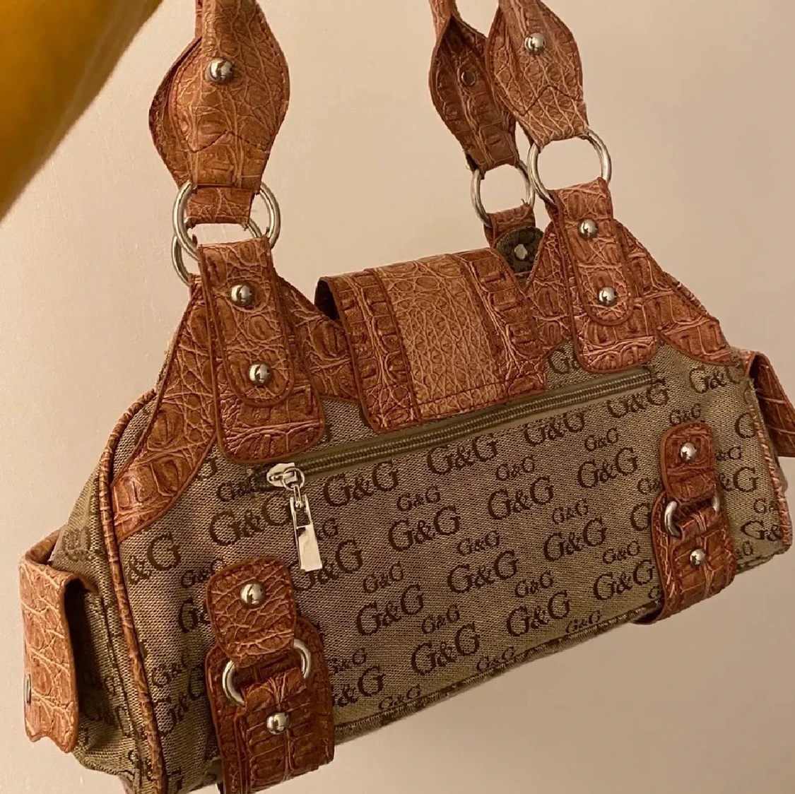 jättesnygg guess väska - 90