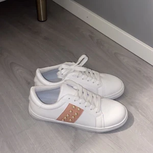 Helt nya sneakers - Aldrig använda. Storlek 40 men passar även 39