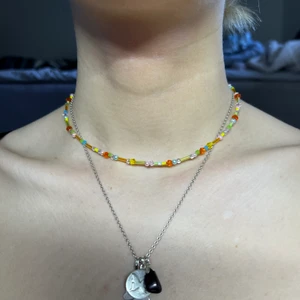 pärlhalsband  - Egengjort pärlhalsband av båda plast och glaspärlor! Finns en liten förlängningskedja på halsbandet, så det är ungefär 38-42cm långt! Frakten på 14kr ingår i priset💖