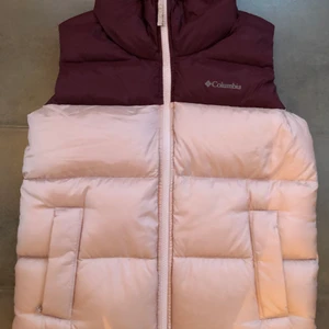 Columbia dunväst helt ny! - Stl M, köpt för 2400:- Endast provad. Äkta dun. Jättefin! Förvaringspåse medföljer.