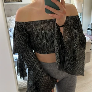 Festtop  - En snygg skimrande top från PLT i storlek UK10 (passar mig som är S) säljes för 150kr inklusive frakten! Nyskick, endast använd en gång ✨ 