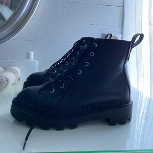 Svarta kängor/boots från H&M. Har använt dessa cirka 10-15 gånger och är fortfarande i fint skick! Nypris 400kr ❤️