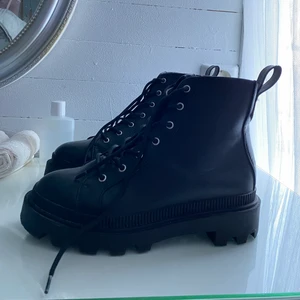 Svarta kängor/boots - Svarta kängor/boots från H&M. Har använt dessa cirka 10-15 gånger och är fortfarande i fint skick! Nypris 400kr ❤️