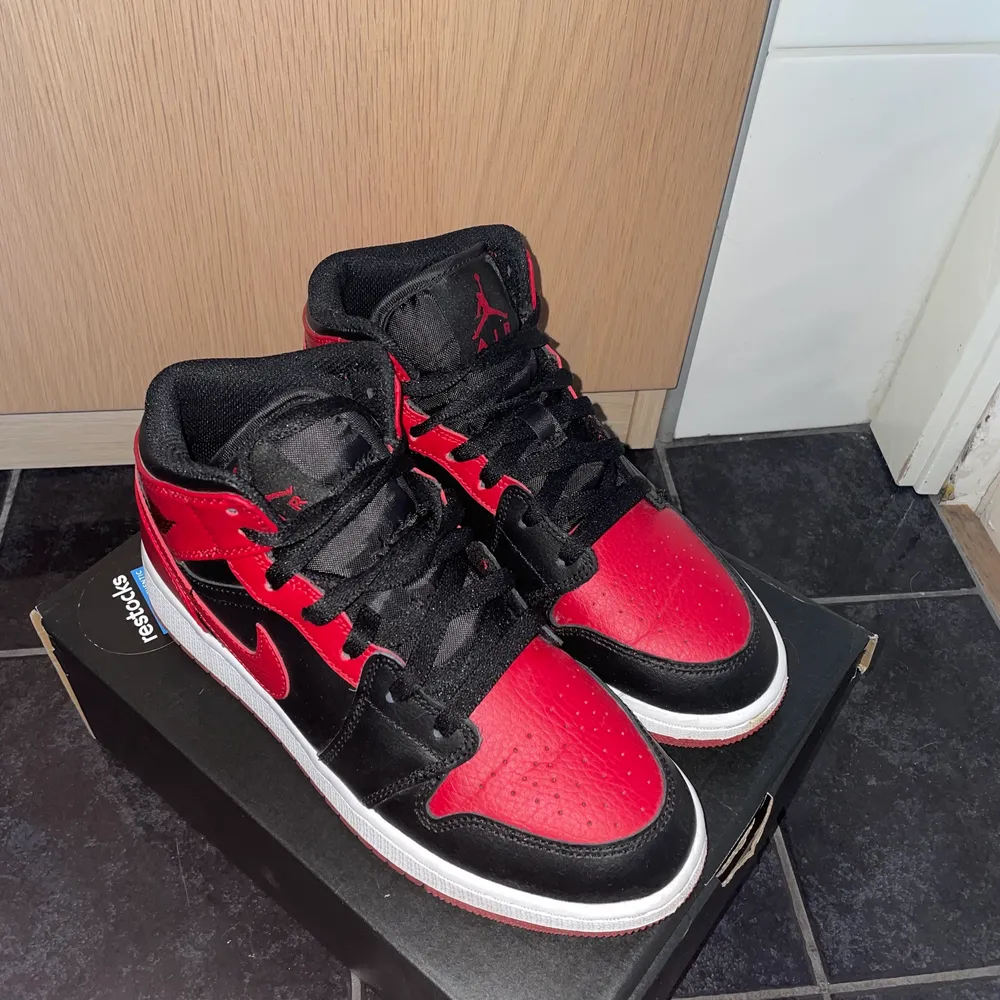 Säljer mina Air Jordan 1 Mid Banned🤩, då dom inte riktigt är min stil längre och kommer inte till användning💗 Knappt creasade och rena! (Orginalkartong följer med) . Skor.