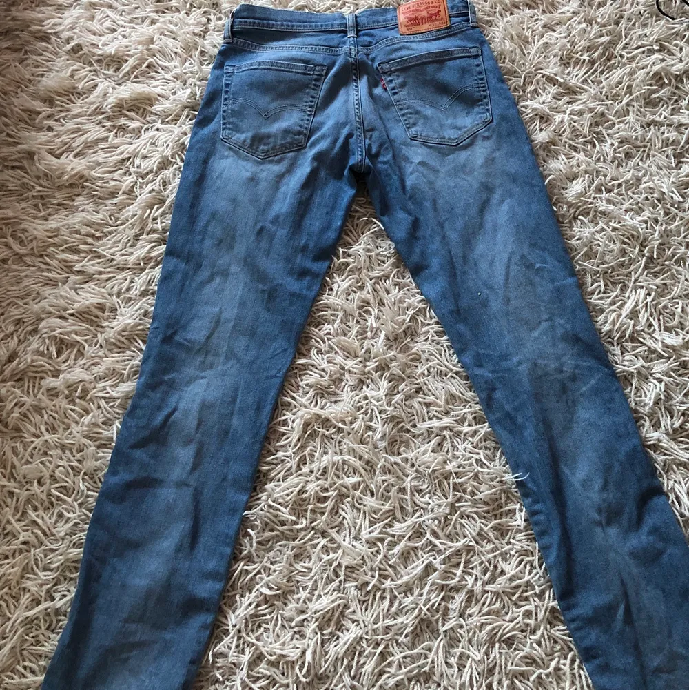 Säljer mina Levis jeans med låg midja! De är mindre i storleken så jag skulle gissa att de passar någon i storlek 36-38❤️ (lånade bilder men samma modell) . Jeans & Byxor.
