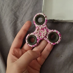 fidget spinner - Nästan aldrig använd, mental och plast. Ordinarie pris: 150 kr