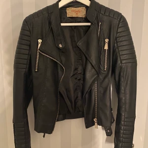 Skinnjacka från Chiquelle - Storlek 36 (S), ganska liten i storleken. Bra skick. Ordinarie pris 699kr