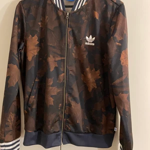 Adidas tröja  - Snygg adidas i storlek 38. 