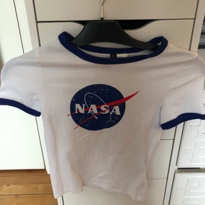 T-shirt  - T-shirt från h&m! Endast använd en gång. Köpte sommaren 2020, tror inte att modellen finns kvar ❤️