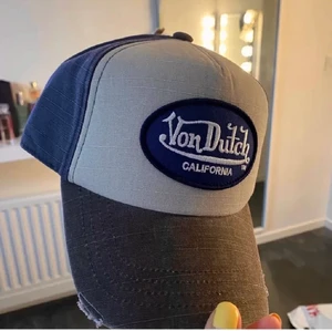 Von dutch keps - Säljer då jag köpt en annan keps🤍den har kaborre spänne bak❤️(bild från förra ägaren)