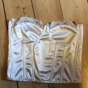 Vit lyxig bustier 🤍 - Sååå snygg bustier som tyvärr är för liten i bysten för mig. 🤍