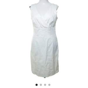 Säljer denna jätte fina vita klänning då den inte kom till användning. Den är en gammal HM klänning, men ser ut o vara i nyskick. 