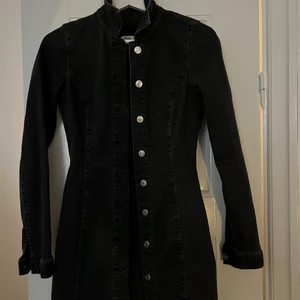 Kort jeansklänning från zara  - Jättefin jeansklänning som är i en kort modell från zara