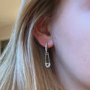 SÄKERHETSNÅLSÖRHÄNGEN 🪐 - Trendiga örhängen som verkligen gör en outfit! 🤍 Perfekt till vardags och till fest! 