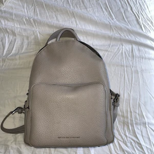 Juicy couture väska - Grå läder ryggsäck från Juicy Couture (veganskt läder)                                   Perfekt storlek, tro olika stora fack och snygga detaljer       Väldigt fint skick, nypris 600:-, mitt pris 300kr        