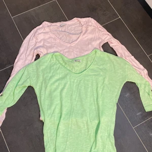 2 tröjor - 2 st stickade tröjor från Cubus. Storlek m men jag gillar att de är stora! Jag har xs/s! Båda för 75kr eller en för 50kr! De är väldigt tunna och sköna! Ena är babyrosa med långa ärmar och den andra är limegrön med 3 kvarts ärmar!