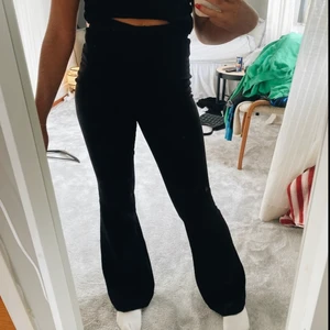 Kostymbyxor  - Hej! Säljer dessa jättefina kostymbyxor från Bikbok. De är i väldigt gott skick då de inte används så flitigt. 