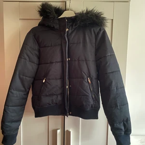 Zara Dam Jacka stl.M - Svart Jacka med luva. Jackan är ungefär 5 år gammal som använde sällan. Jackans längd är 51 cm och armlängd är 63 cm. Plagget kommer att blir nytvättad till leveransen. Skriv om ni vill ha fler bilder eller frågor om plagget.