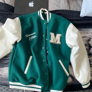 Collage jacka  - Säljer min collage jacka från H&M! Nypriset är 500kr💗