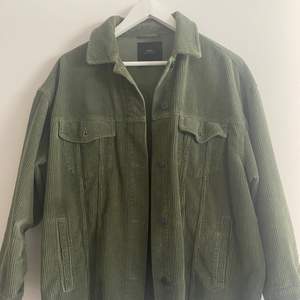 Säljer min gröna jacka från zara i manchestertyg. Jackan är i en oversize-modell så tänk på det. Plagget är i ett väldigt bra skick!☺️