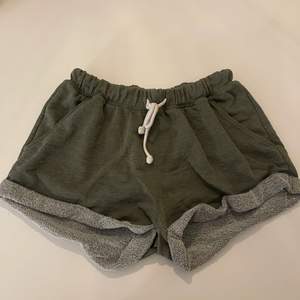 Gröna mjukis shorts från H&M.