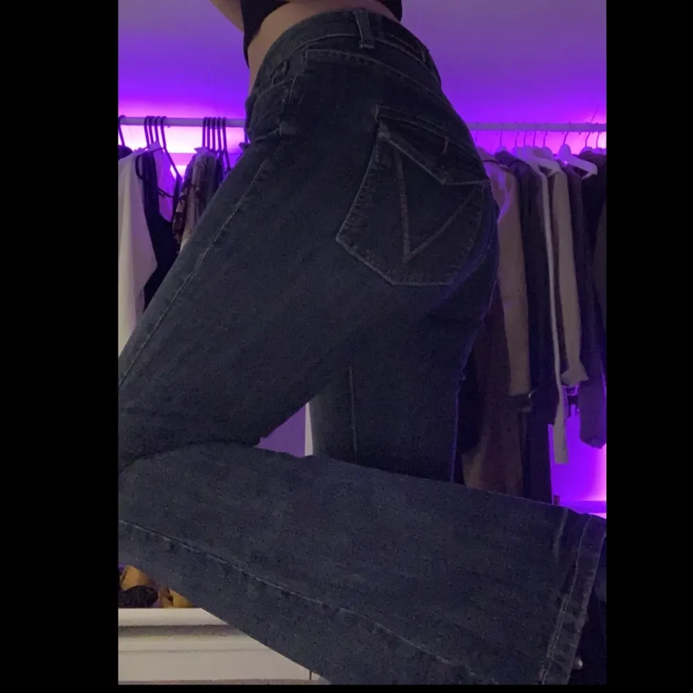 supersnygga vintage jeans med låg midja, är storlek 38 men tycker dom sitter rätt bra på mig som normalt är storlek 34💙säljs eftersom låg midja inte är för mig🌼. Jeans & Byxor.