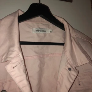 LjusRosa jeansjacka  - En LjusRosa jeans jacka med storlek 44. Funkar även som en oversize jacka. Aldrig använd och kommer från MINGEL
