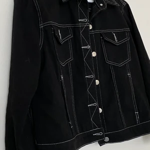 Jeansjacka  - Jeans jacka från Boohoo i svart tyg med vita sömmar! Mycket bra skick! 